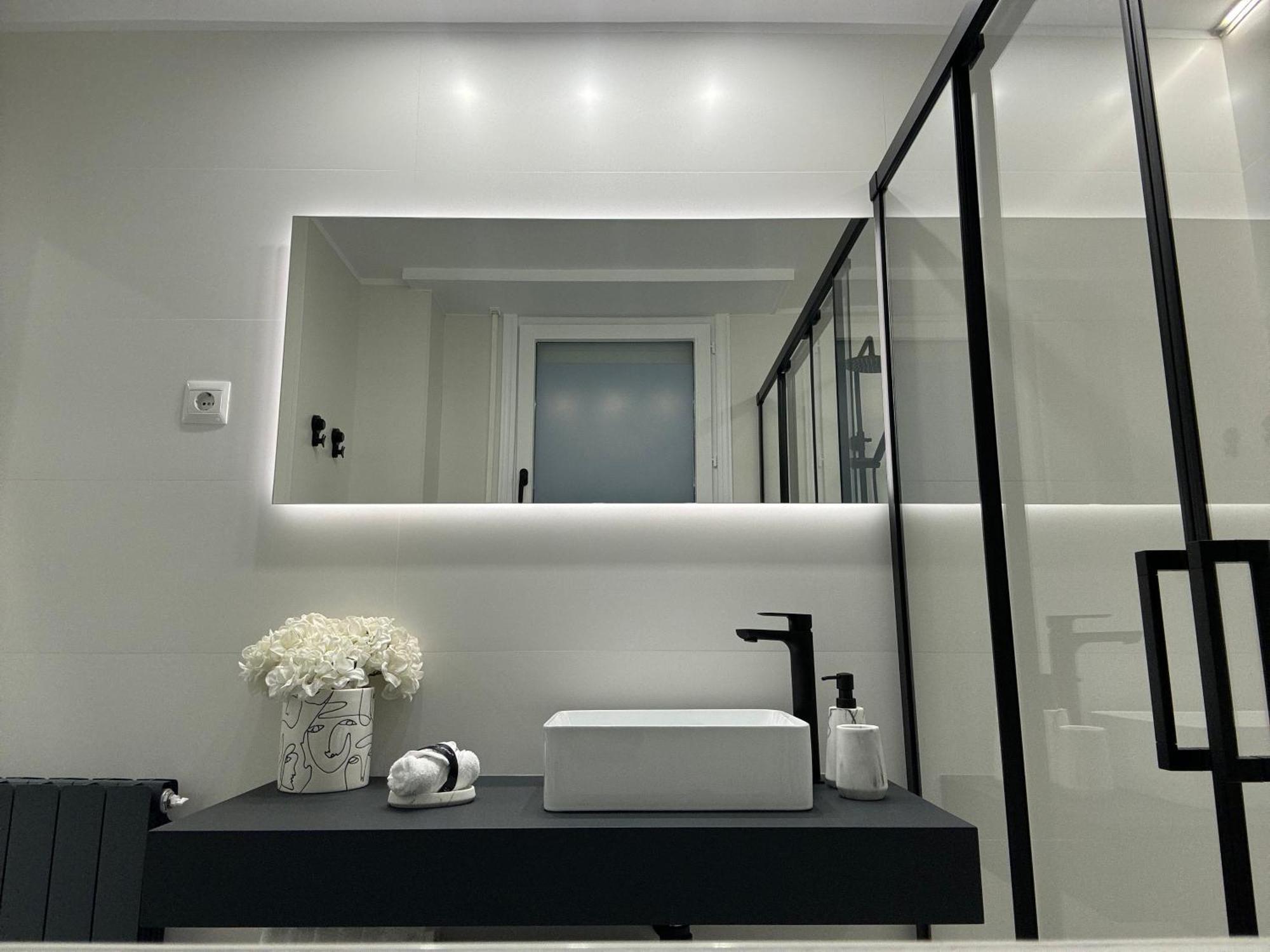 Black And White Suite Cervantes Castro Urdiales Bagian luar foto