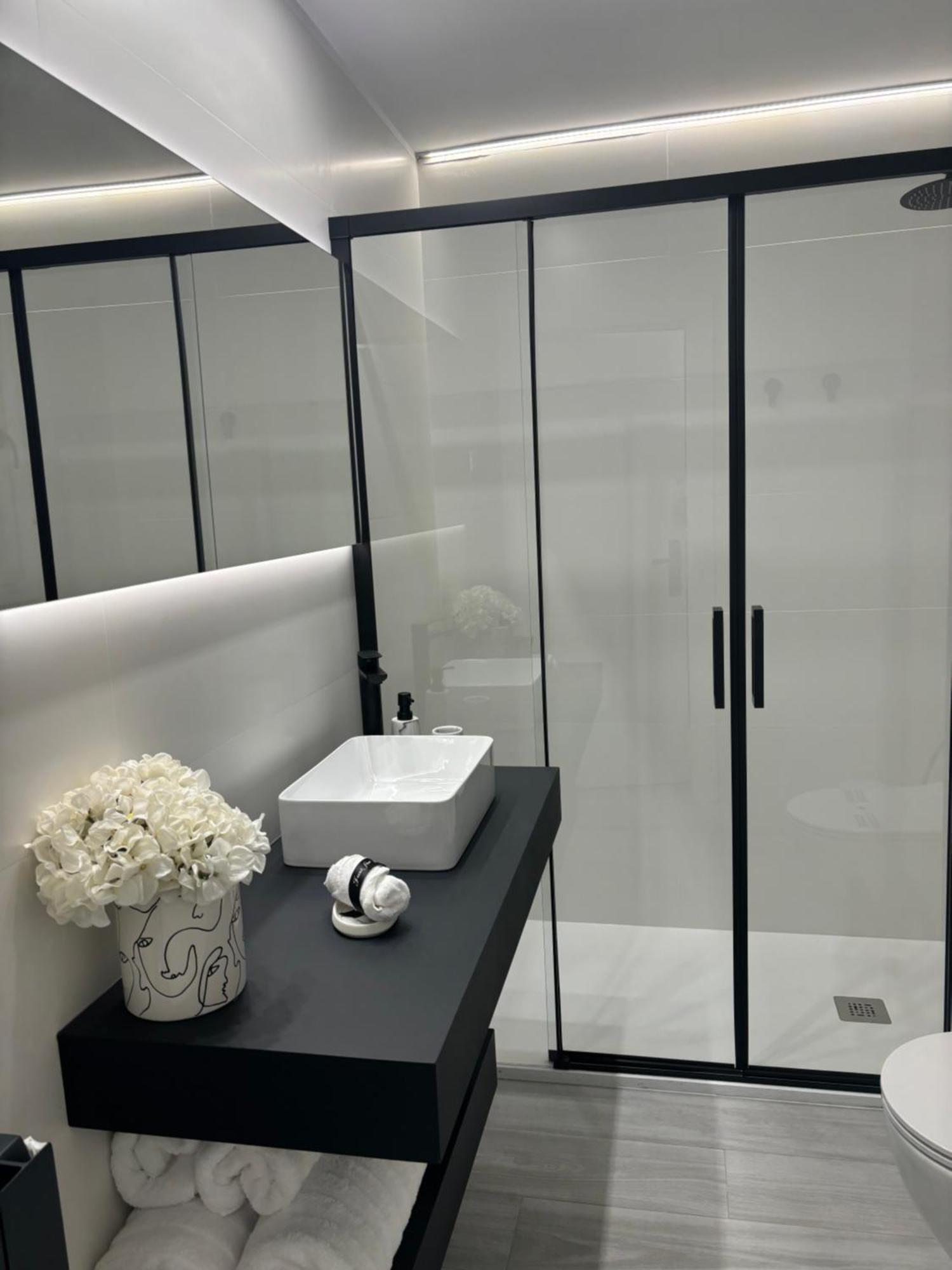 Black And White Suite Cervantes Castro Urdiales Bagian luar foto