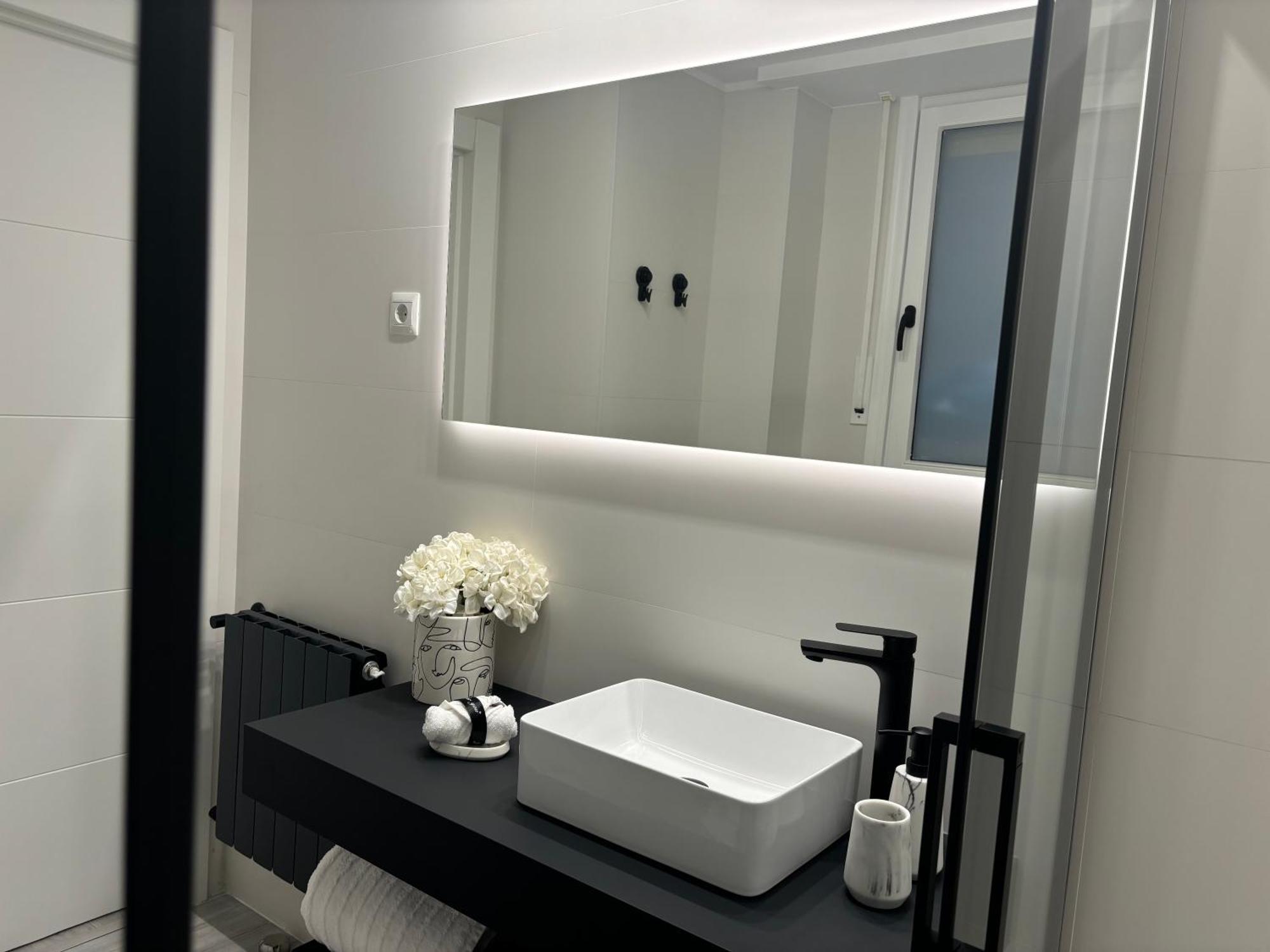 Black And White Suite Cervantes Castro Urdiales Bagian luar foto