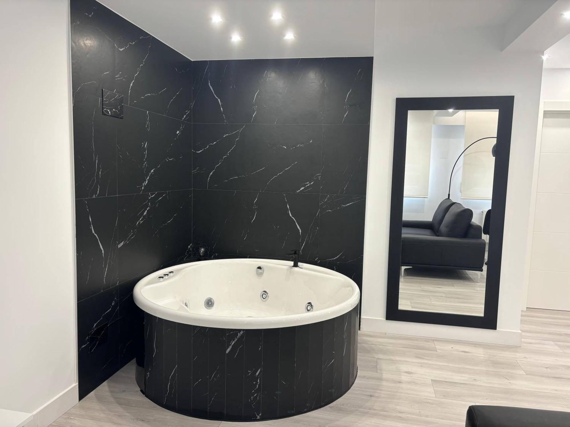 Black And White Suite Cervantes Castro Urdiales Bagian luar foto