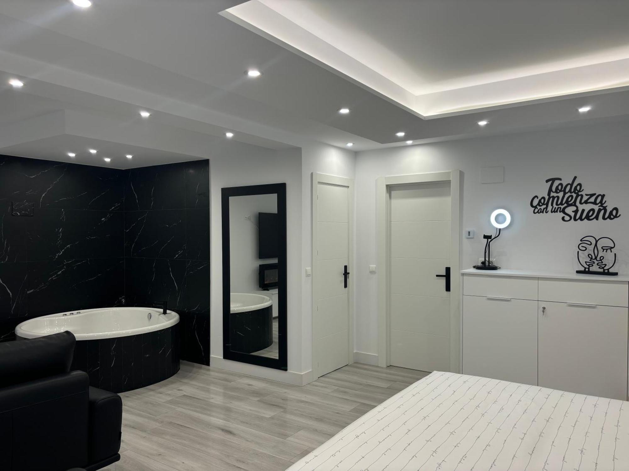 Black And White Suite Cervantes Castro Urdiales Bagian luar foto