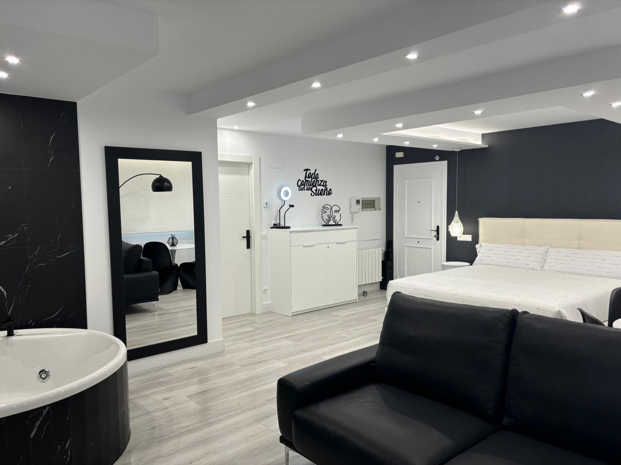 Black And White Suite Cervantes Castro Urdiales Bagian luar foto
