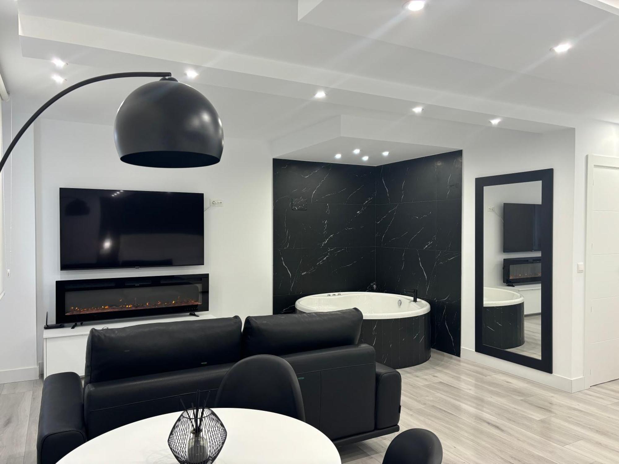 Black And White Suite Cervantes Castro Urdiales Bagian luar foto